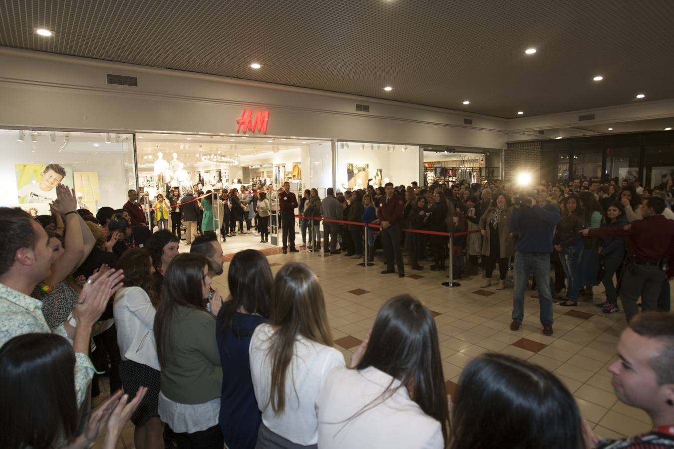 Colas interminables en la apertura de H&amp;M