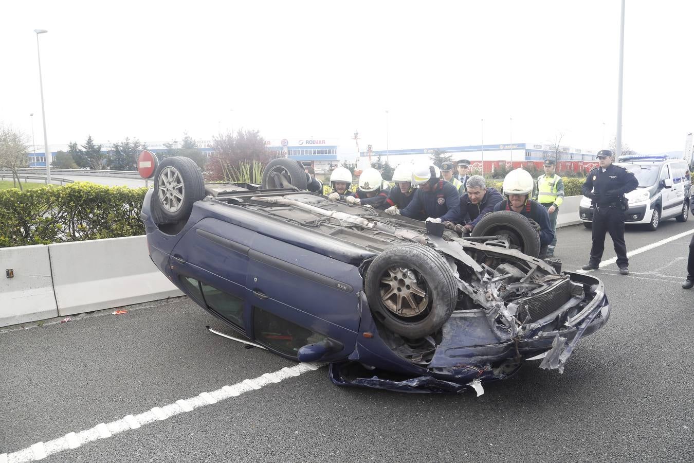 Un coche vuelca en la S-10