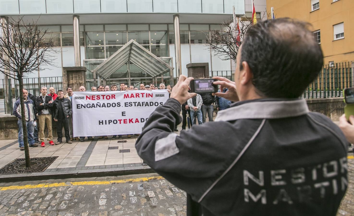 La plantilla de Nestor Martin se concentra ante el Gobierno regional