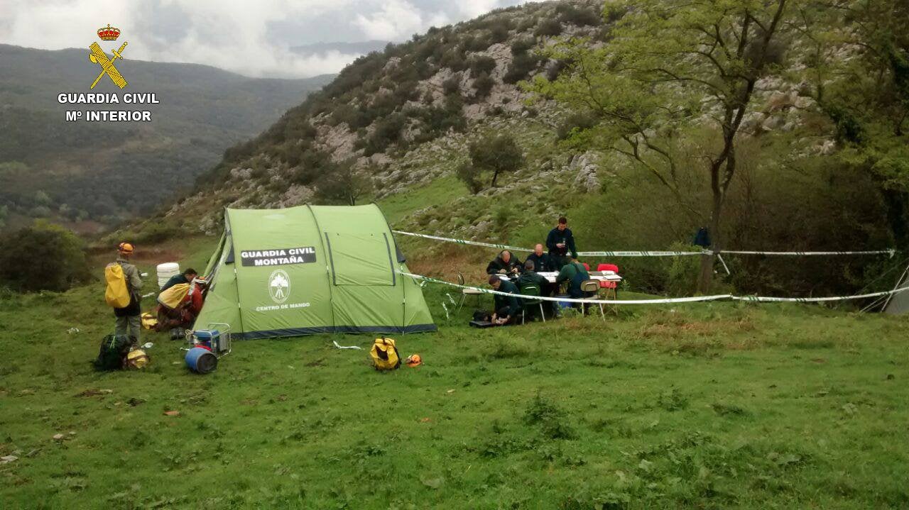 Especialistas del Greim realizan ejercicios de rescate en la cavidad Regato Calero