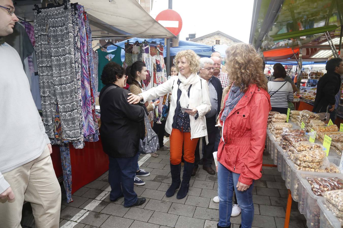 Eva Díaz Tezanos visita el mercadillo de Cabezón de la Sal