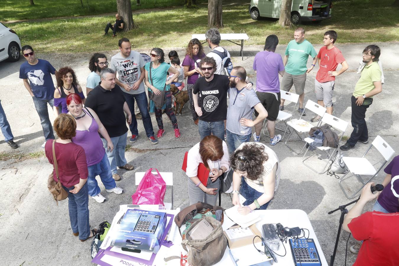 Podemos hace campaña en el parque de Alceda