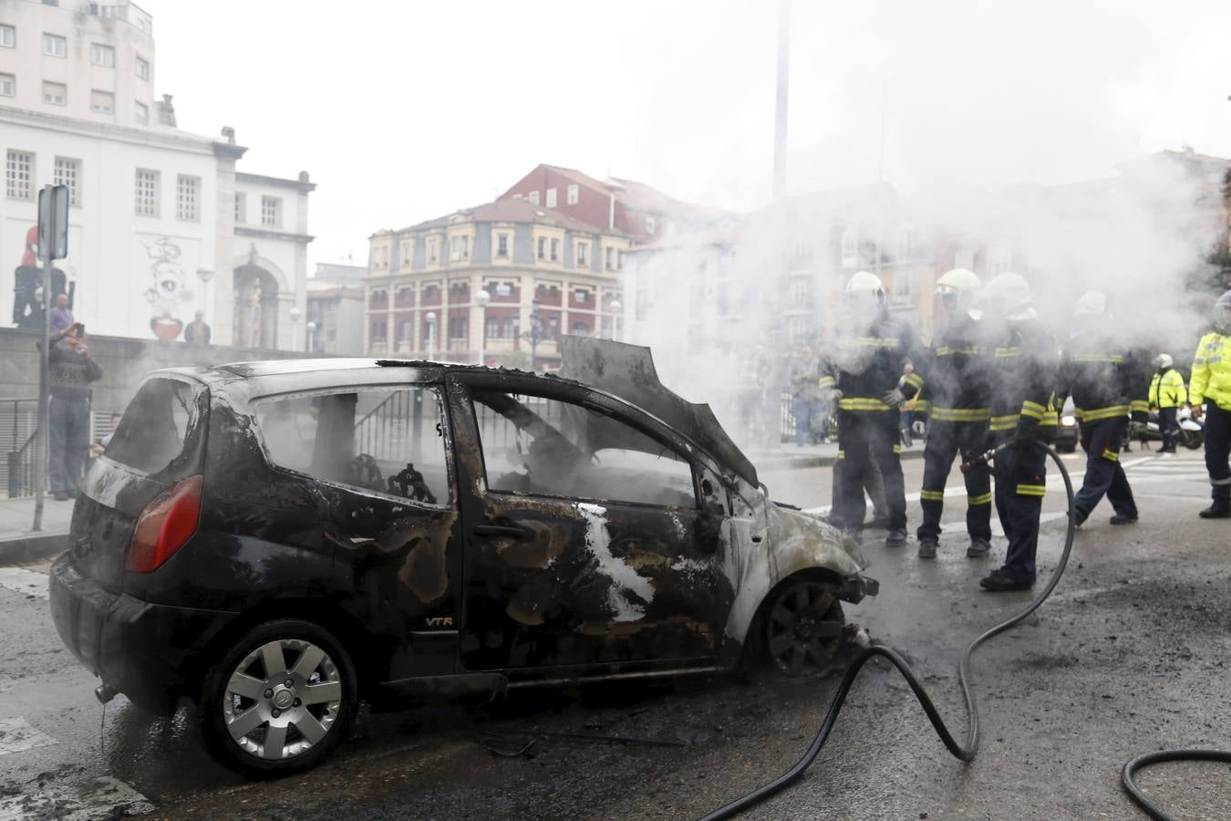 Calcinado un coche en Tetuán