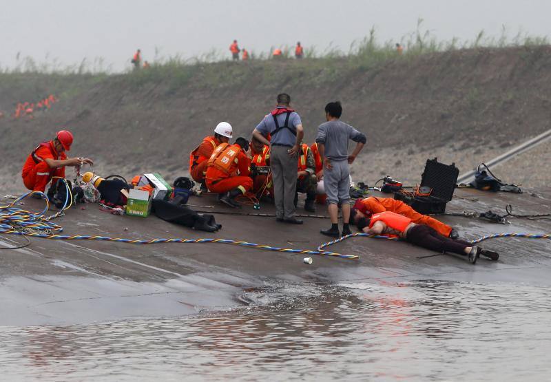 Intentan hallar a gente con vida dentro del barco naufragado en el Yangtsé