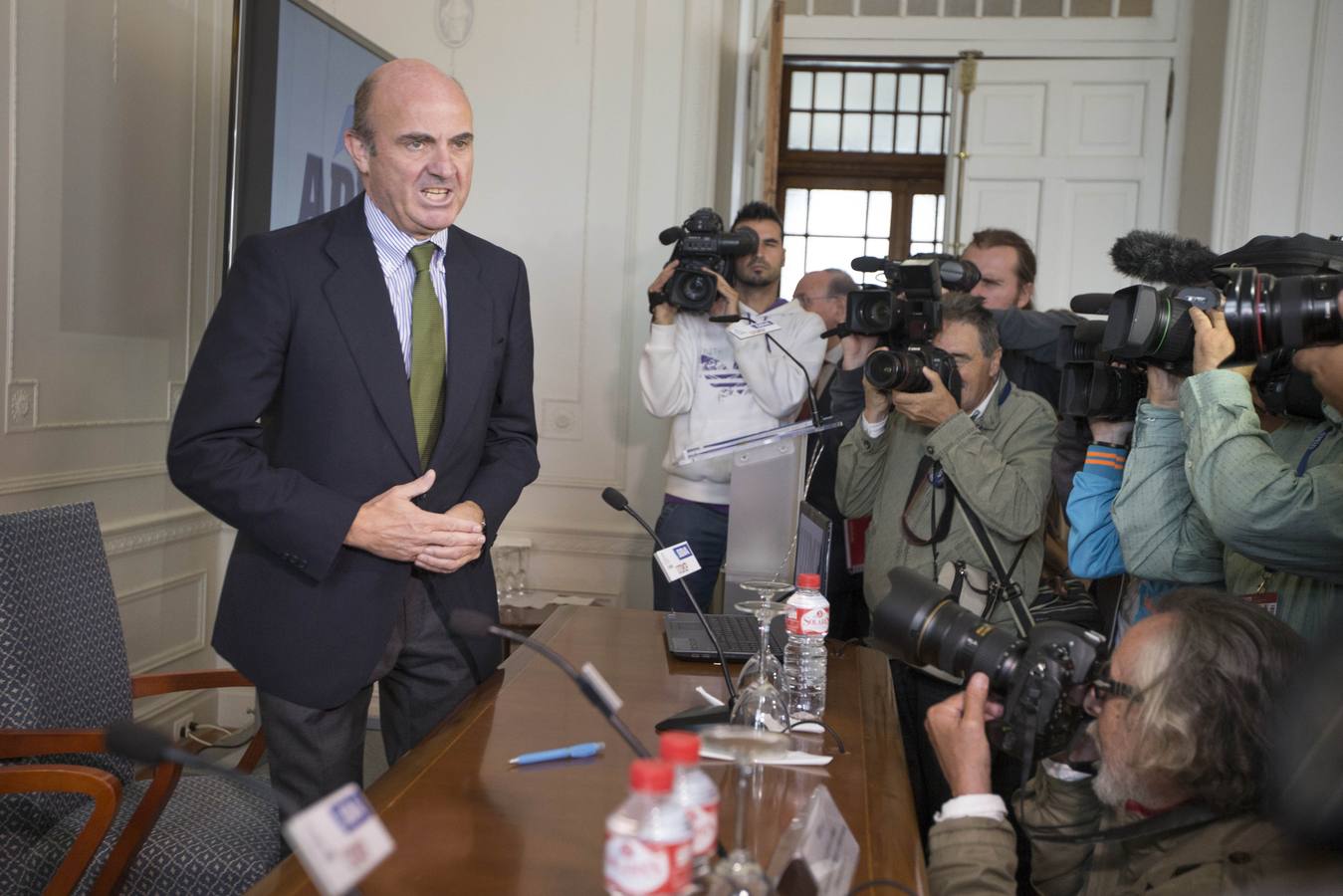 De Guindos participa en los cursos de la UIMP