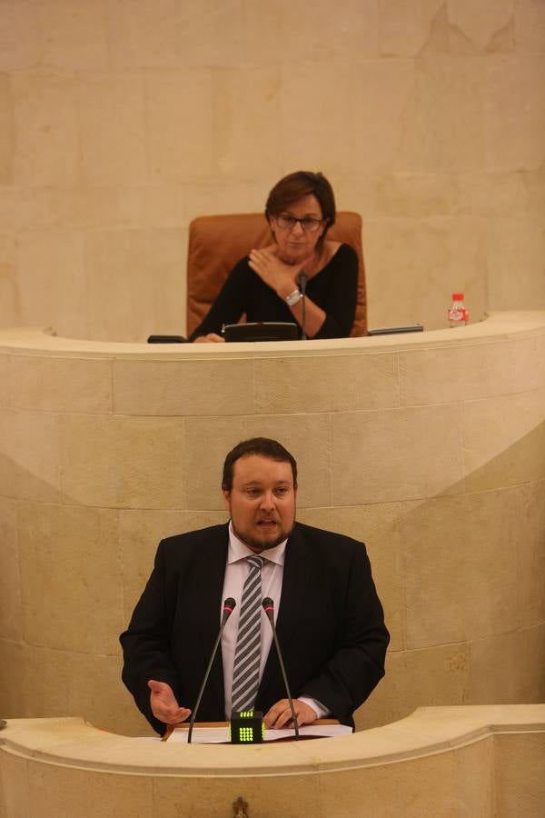 El Parlamento debate la investidura de Revilla