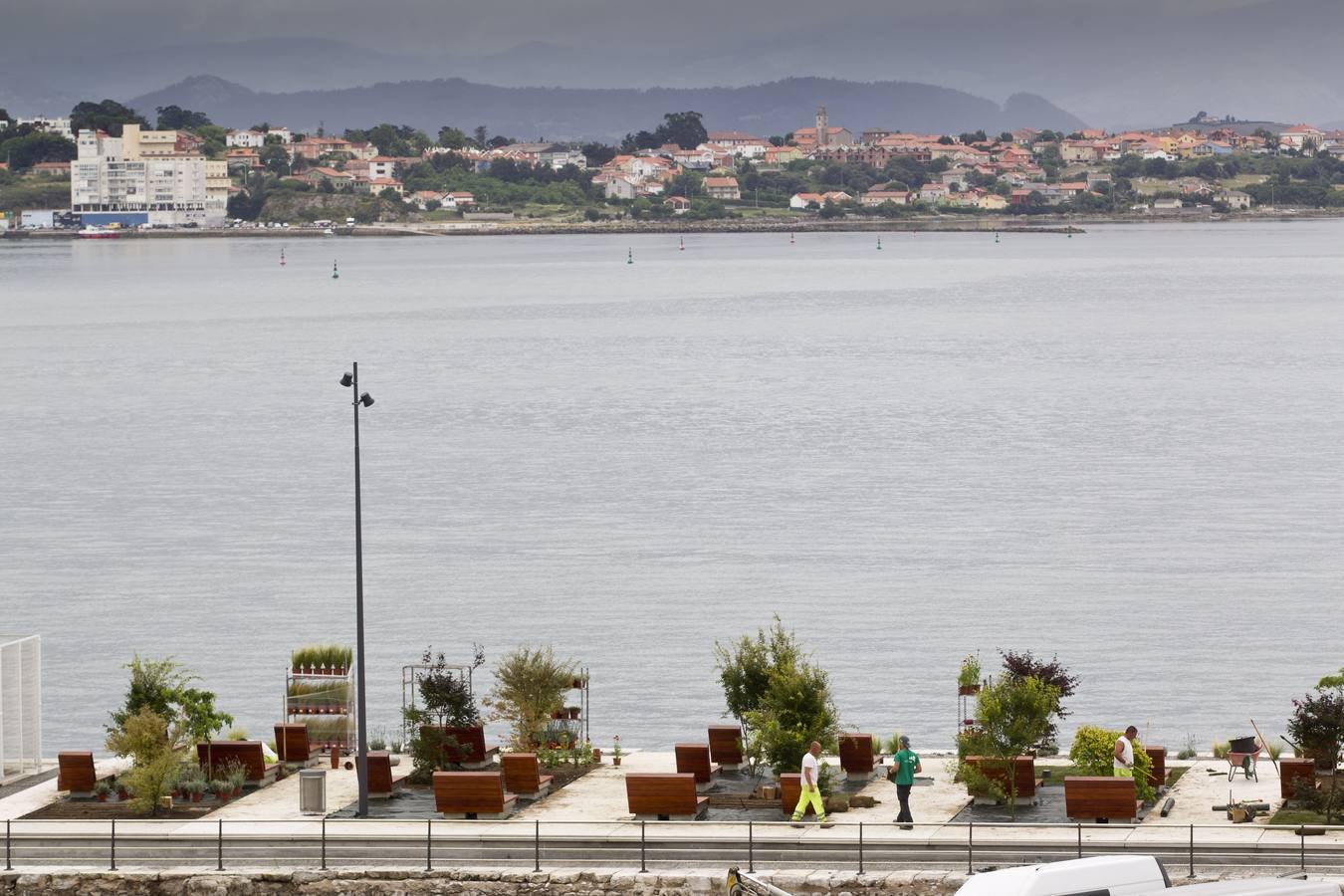 Un parque al borde del mar