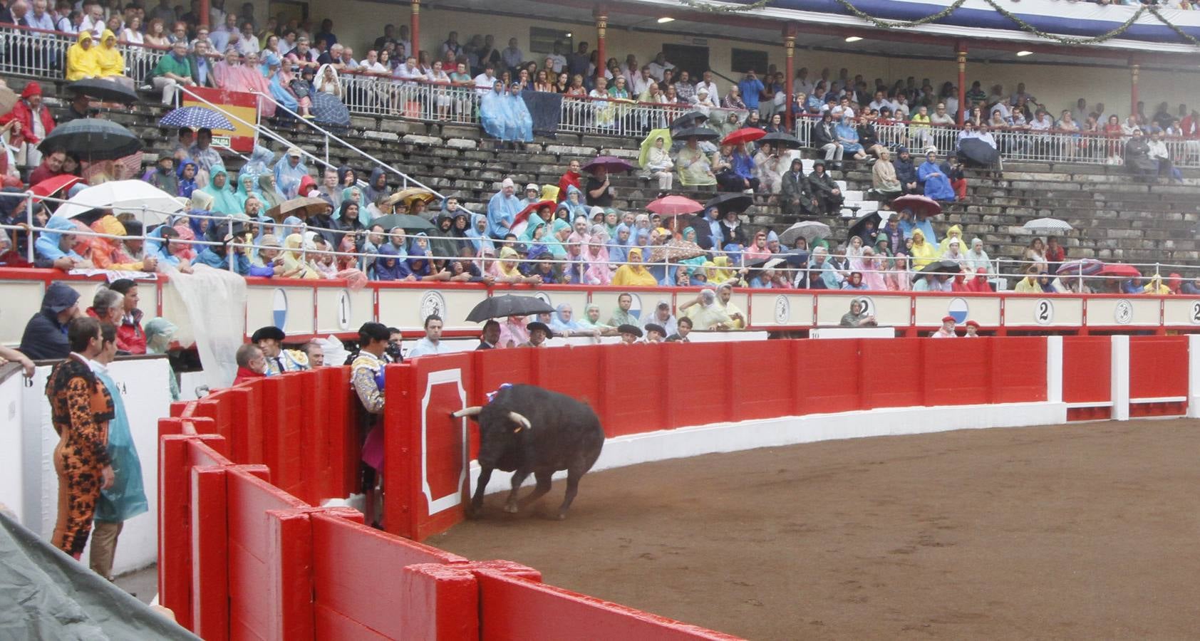 Manuel Escribano abre la Puerta Grande en la tercera de feria de Santander