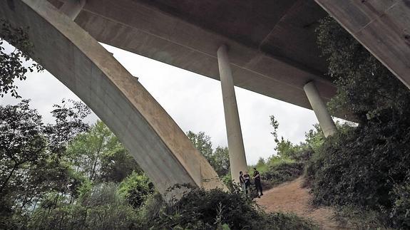 "Hubo un malentendido y saltó cuando todavía no estaba atada al puente"