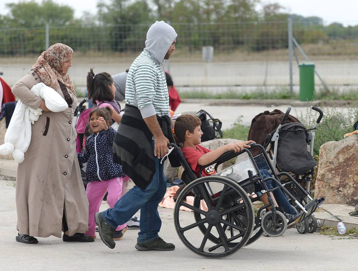 Cientos de refugiados llegan a la frontera austro-húngara