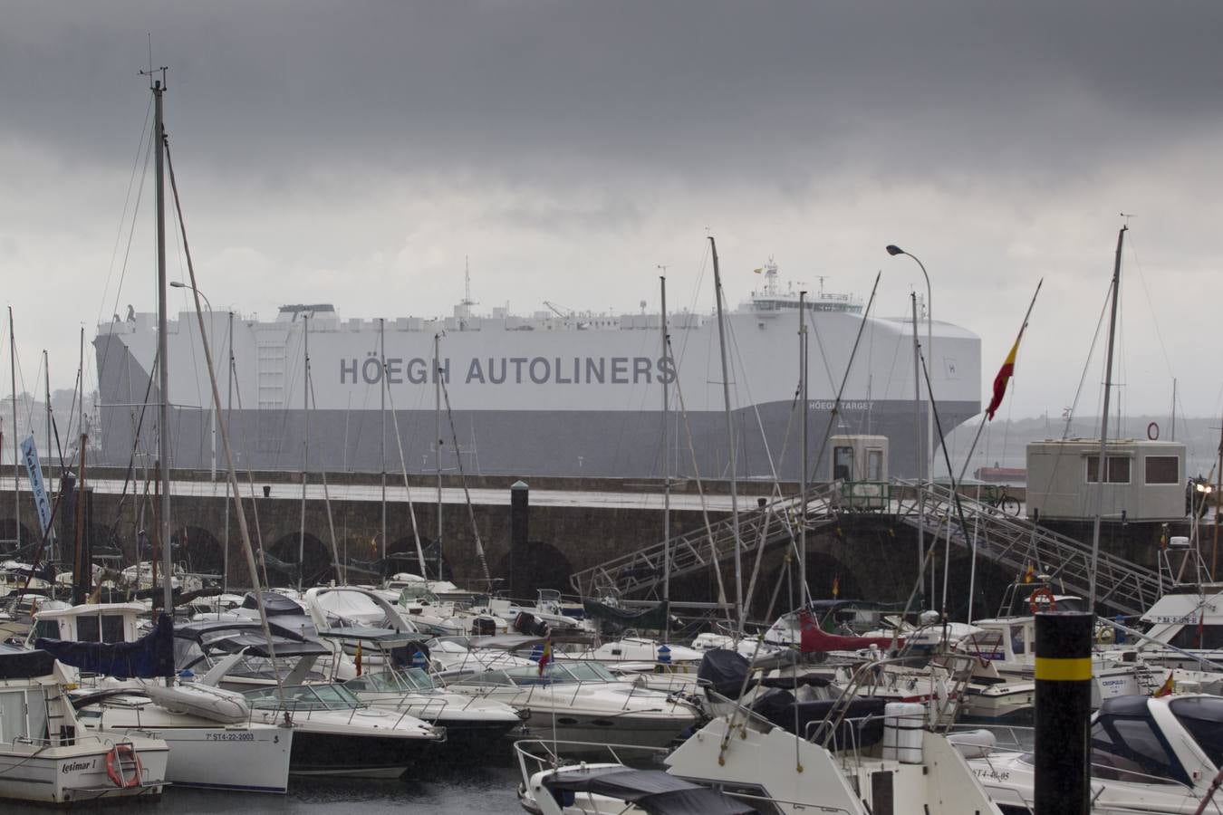 Un titan en el puerto de Santander