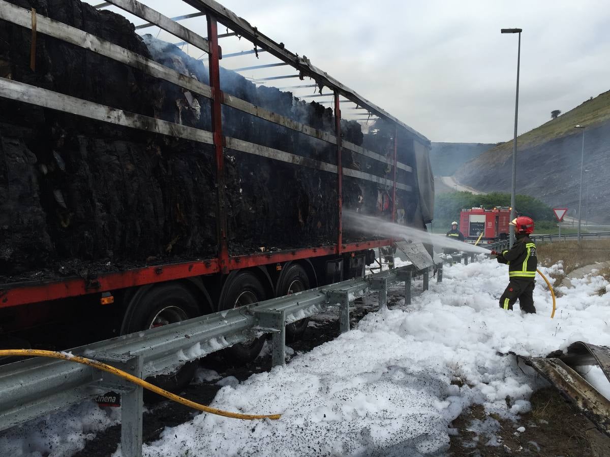 Arde el remolque de un camión en la autovía de la Meseta