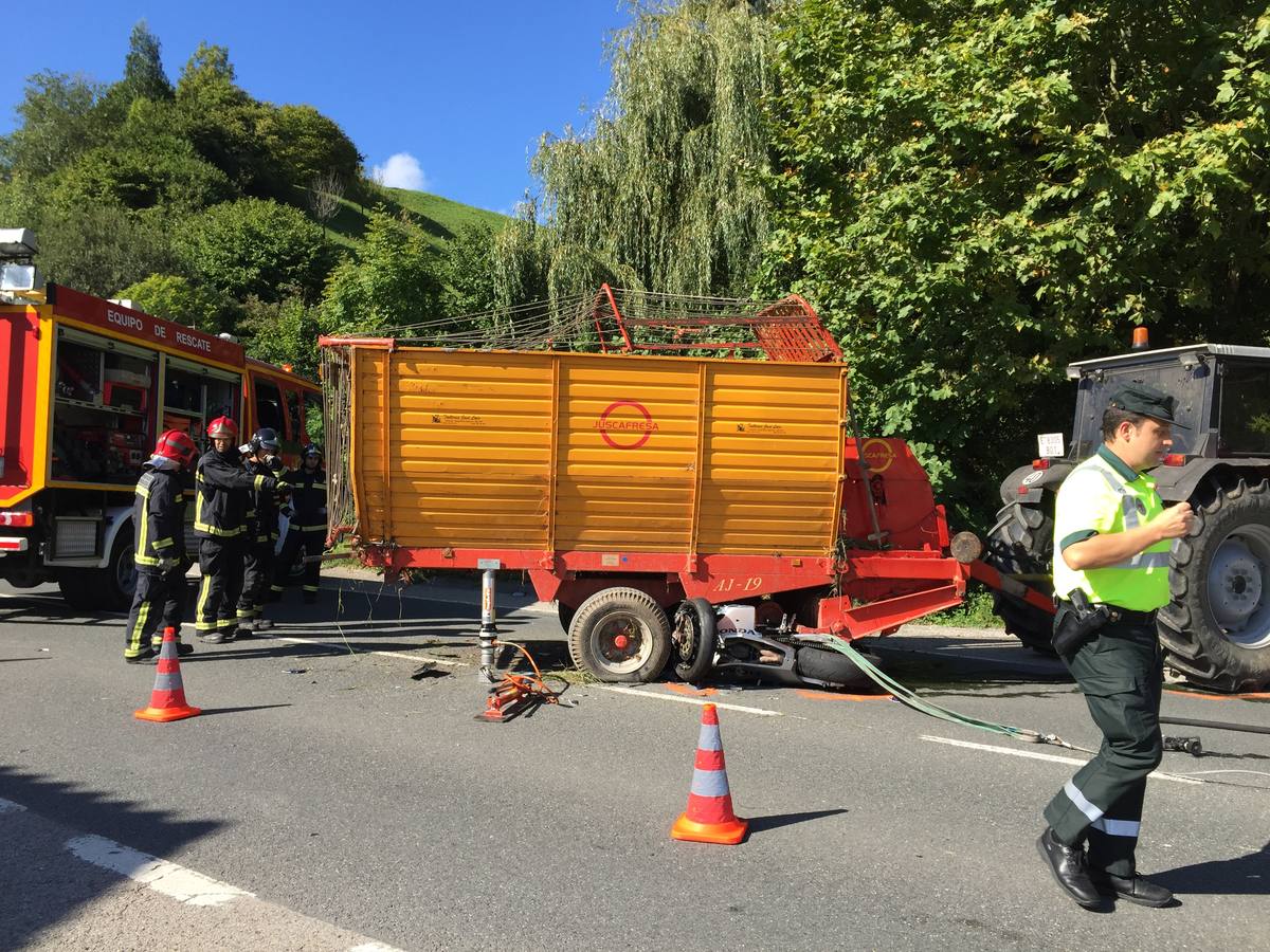 Fallece un joven de Piélagos al chocar en moto contra un tractor en Puente Viesgo