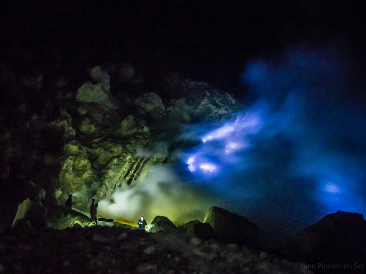 El extraordinario volcán que escupe lava azul