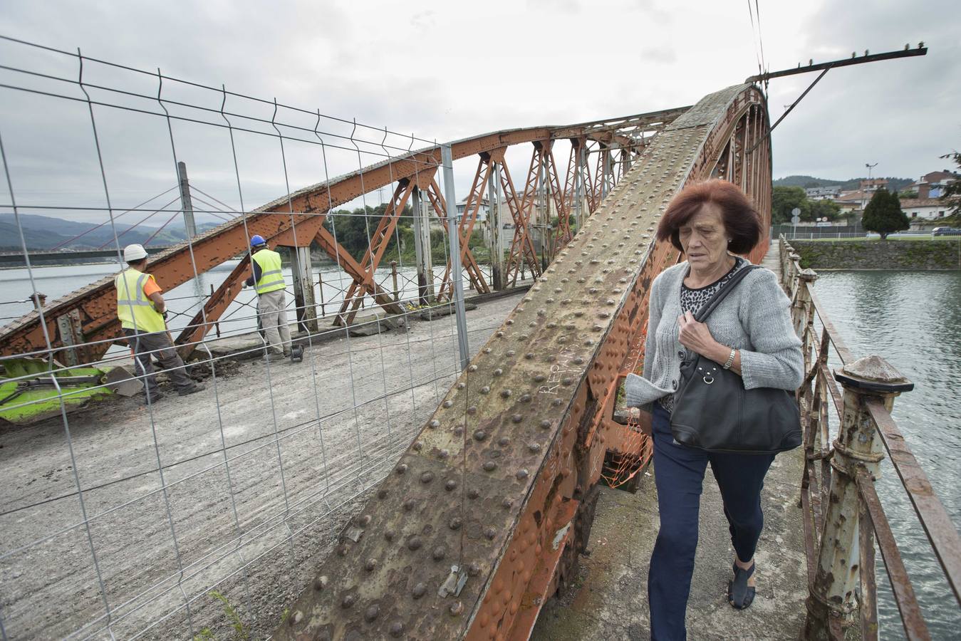 Los peatones piden luz en el puente de Treto