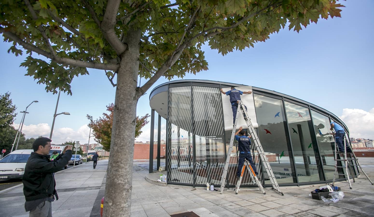 La UC coloca vinilos protectores para evitar la colisión de aves en el campus