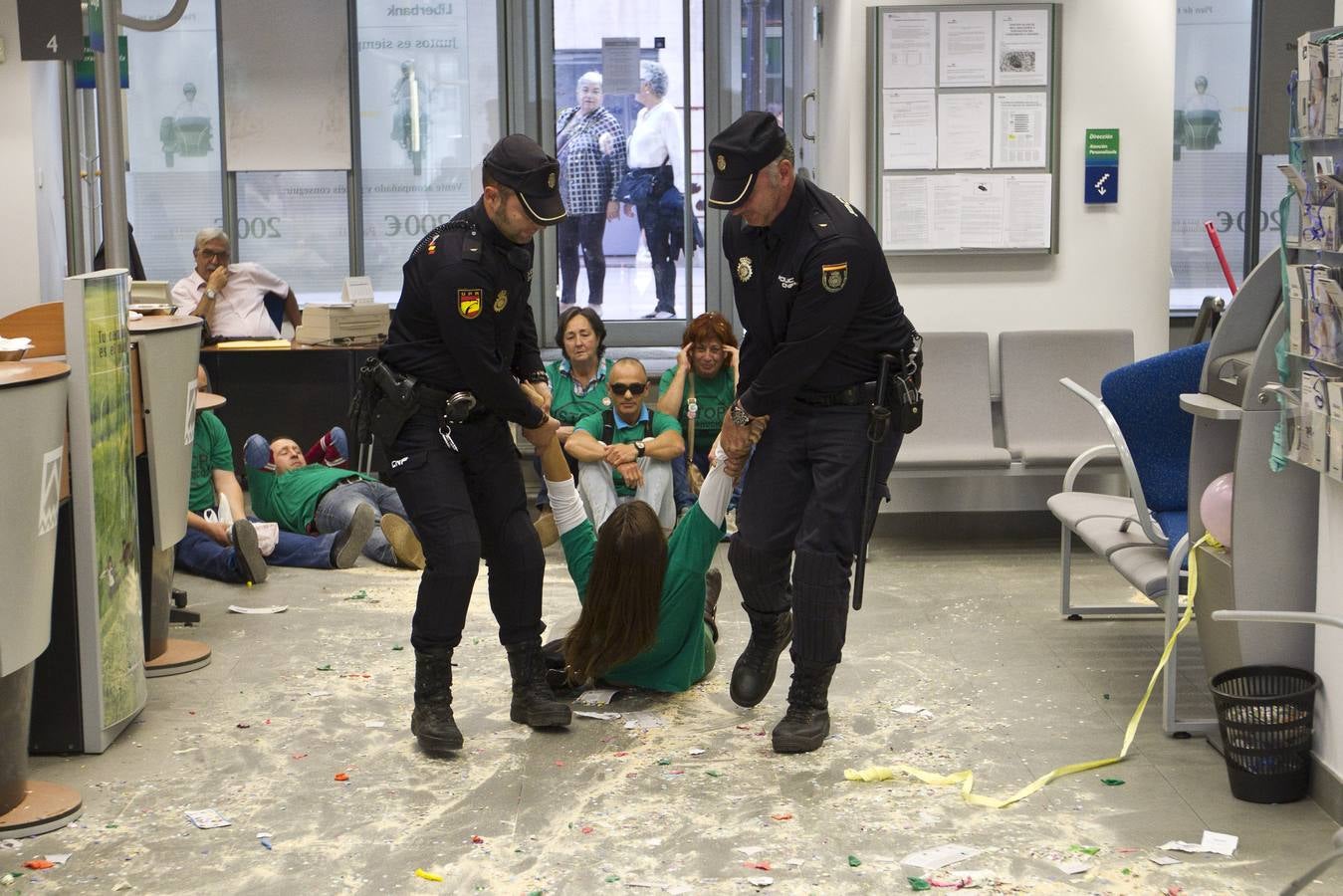 Afectados por la Hipoteca toman una oficina de Liberbank