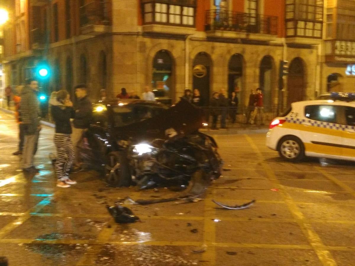 Un camión de bomberos arrolla un coche en Torrelavega