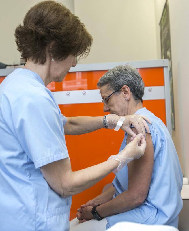 Profesionales sanitarios se vacunan contra la gripe