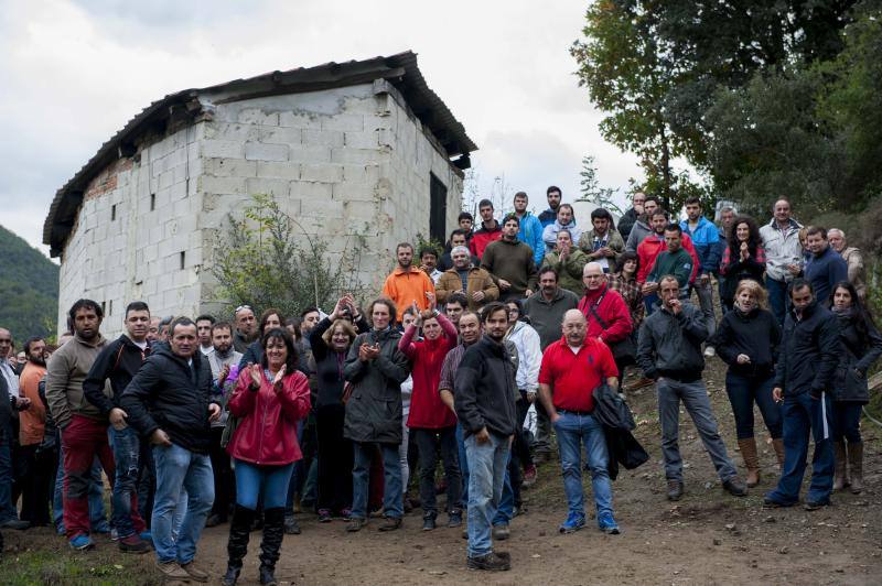 Paralizan de momento el derribo de la 'nave de Dennis'
