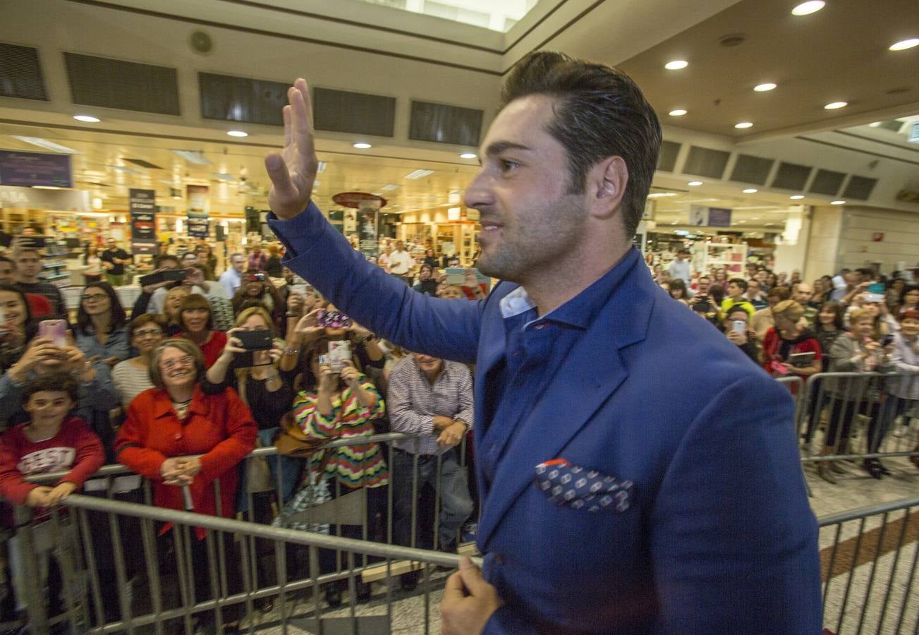 Bustamante firma libros de su biografía en el Corte Inglés