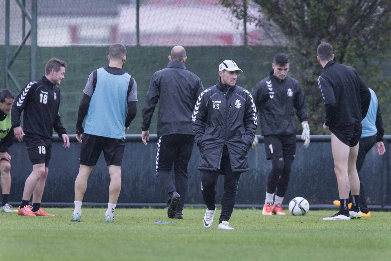 Caras serias en el entrenamiento del Racing