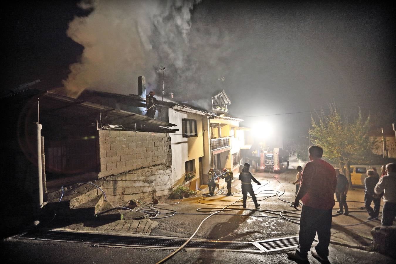 El fuego arrasa una vivienda de Ruente