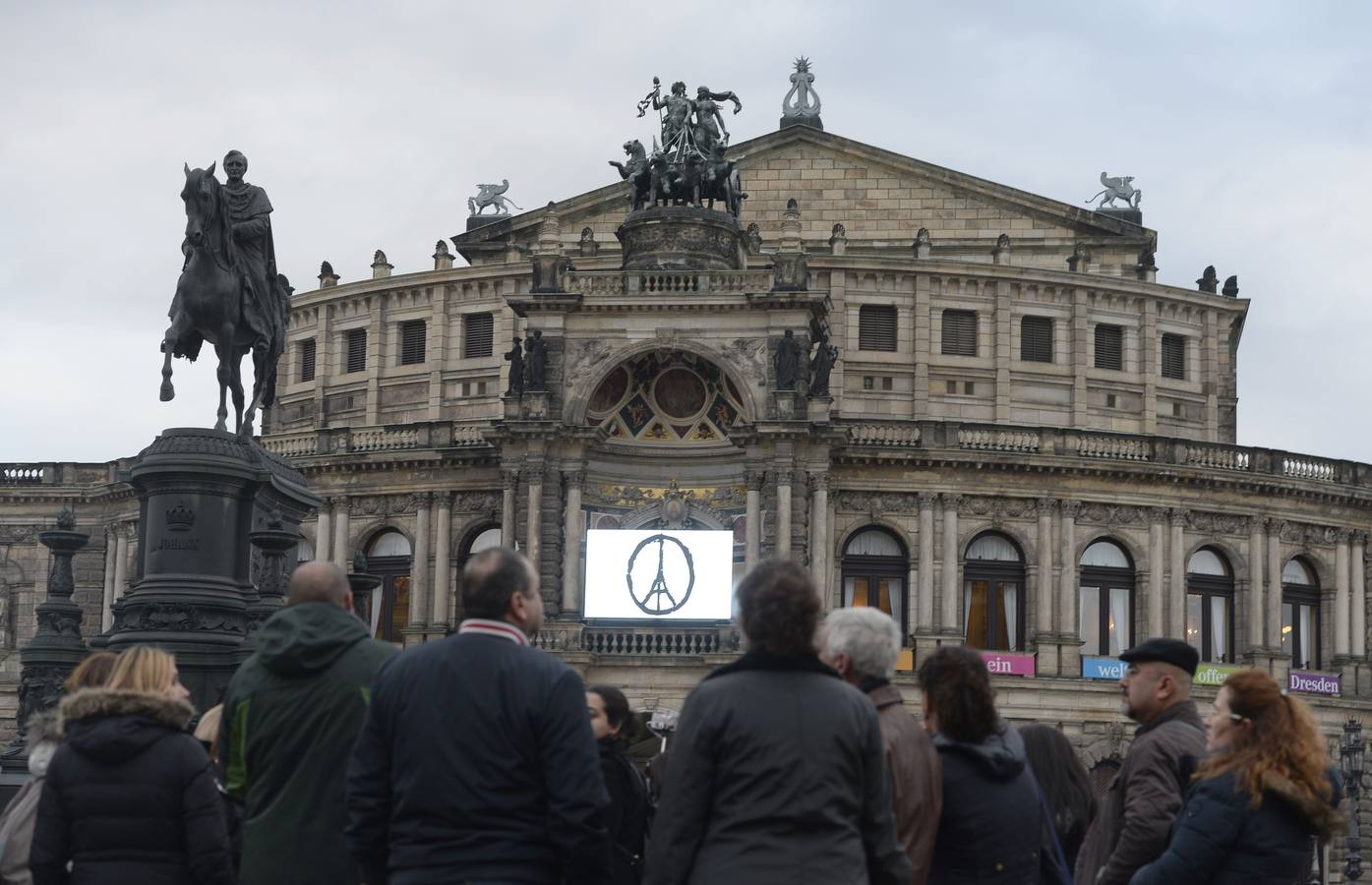 Miles de personas junto a la islamófoba Pegida tras los atentados de París