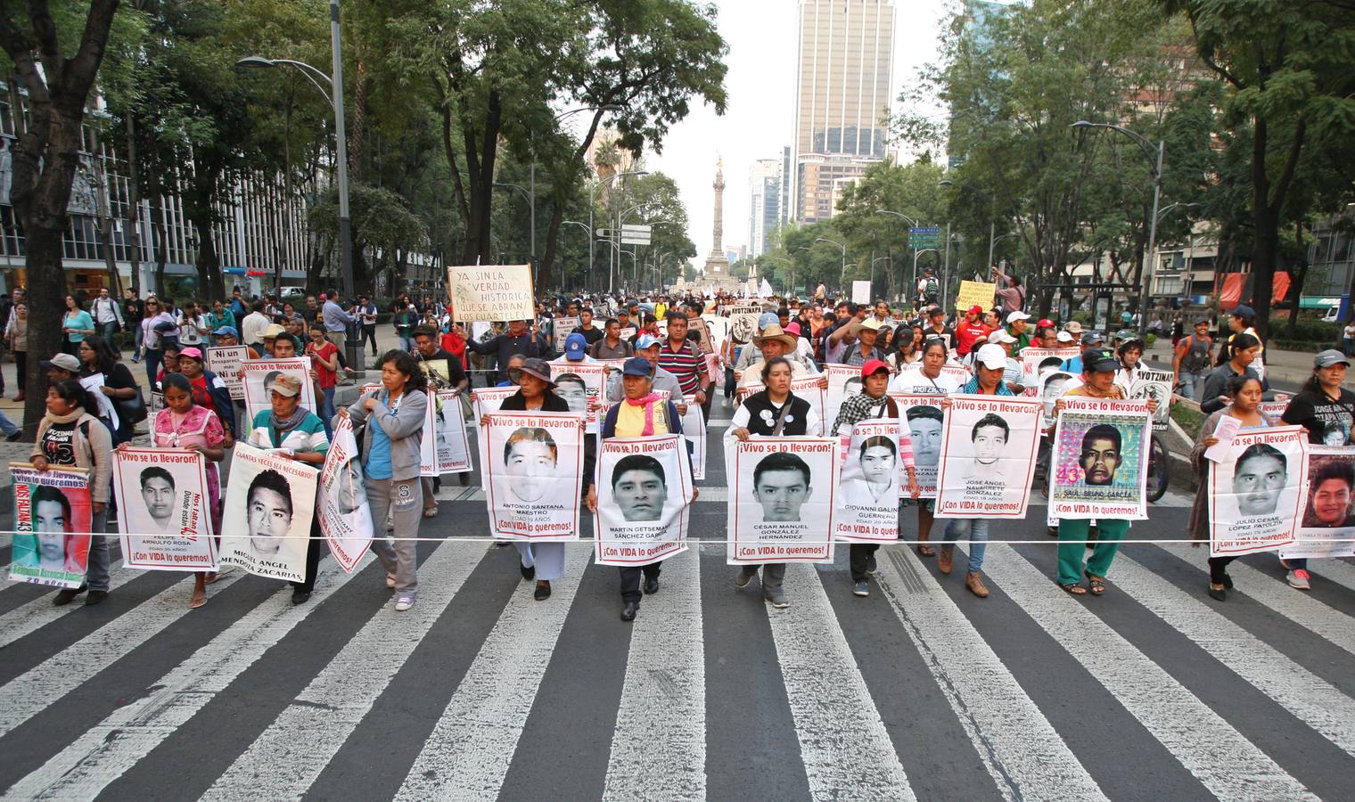 Plantón frente a la casa presidencial de México