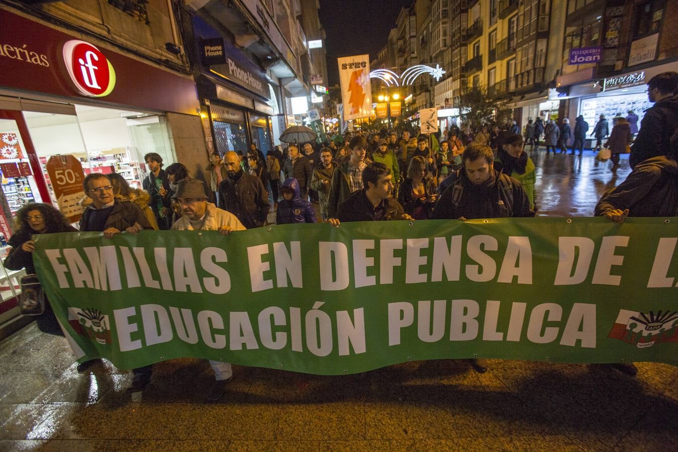 Cientos de personas se manifiestan en Santander para pedir "que se derogue la LOMCE ya"