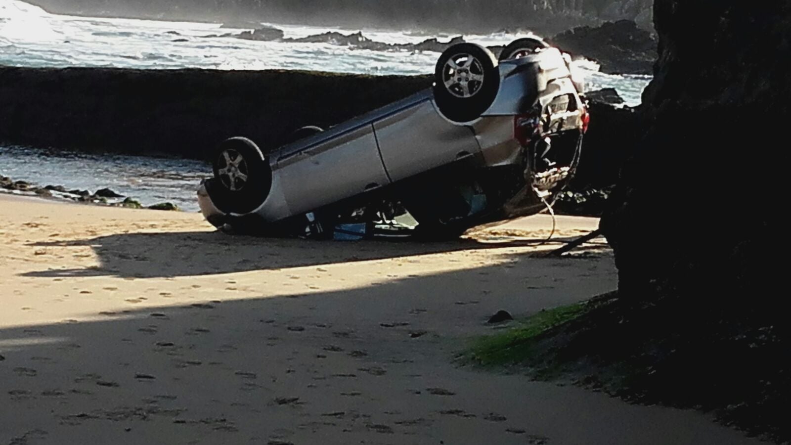 Un coche cae a la playa del Camello