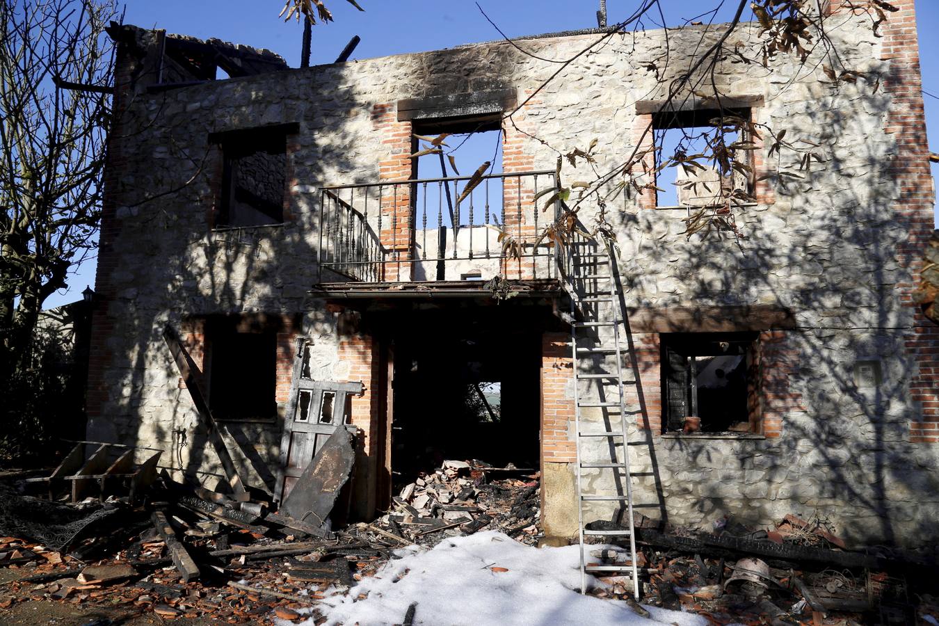 Un incendio calcina una vivienda en Ajo