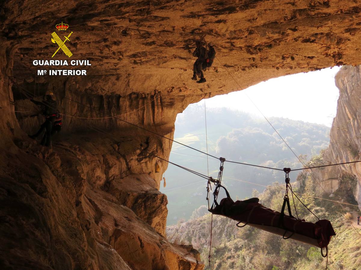 La Guardia Civil hace prácticas en cuevas