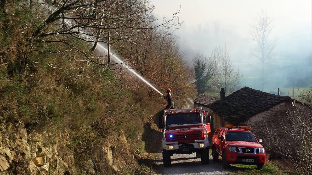 Los incendios destrozan los montes cántabros