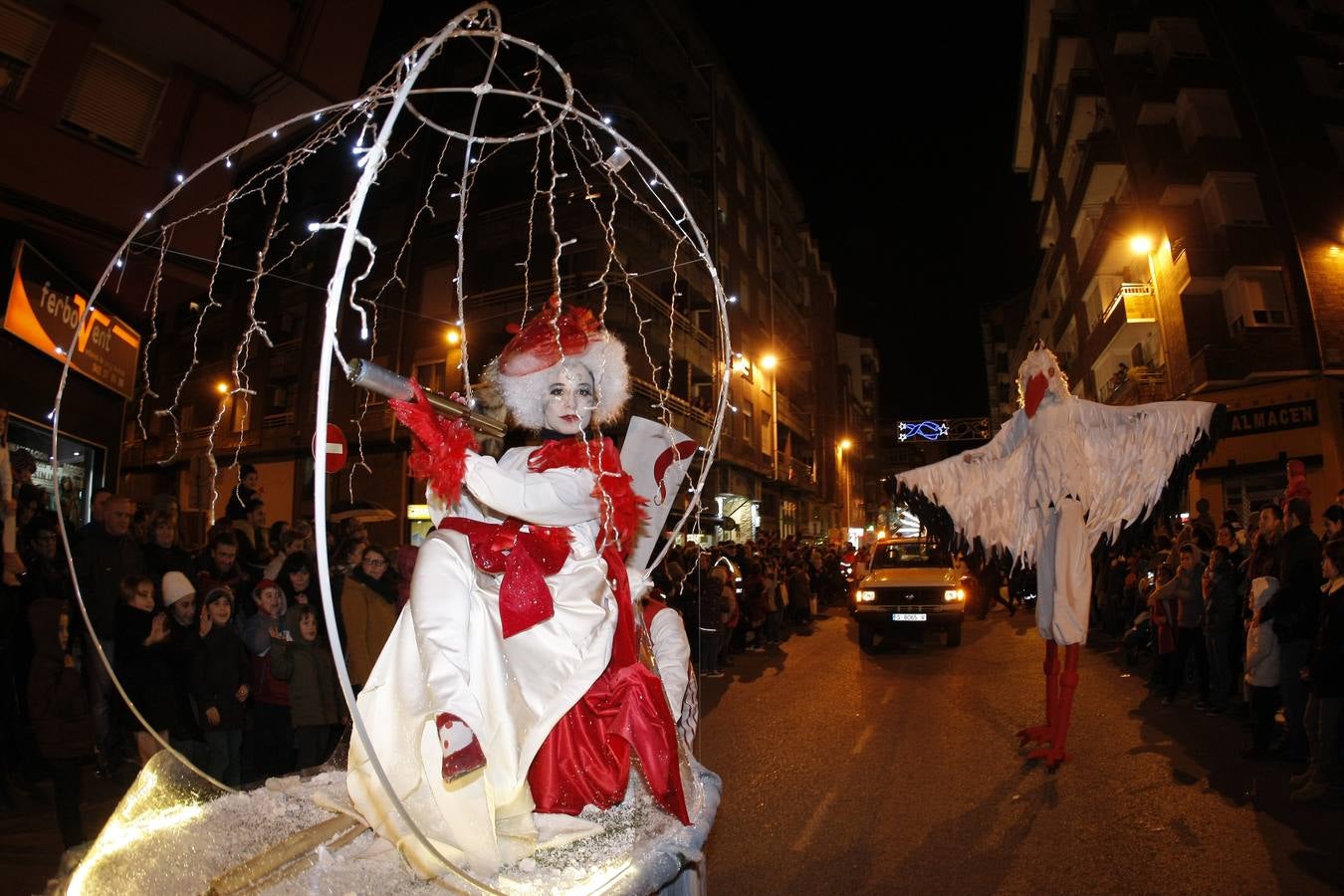 Miles de personas reciben a los Reyes Magos en Torrelavega