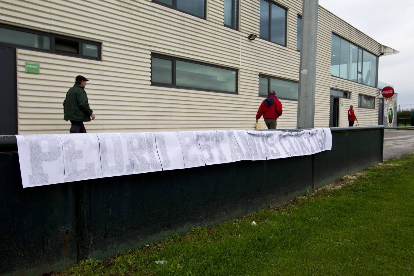 Munitis recibe ánimos durante el entrenamiento