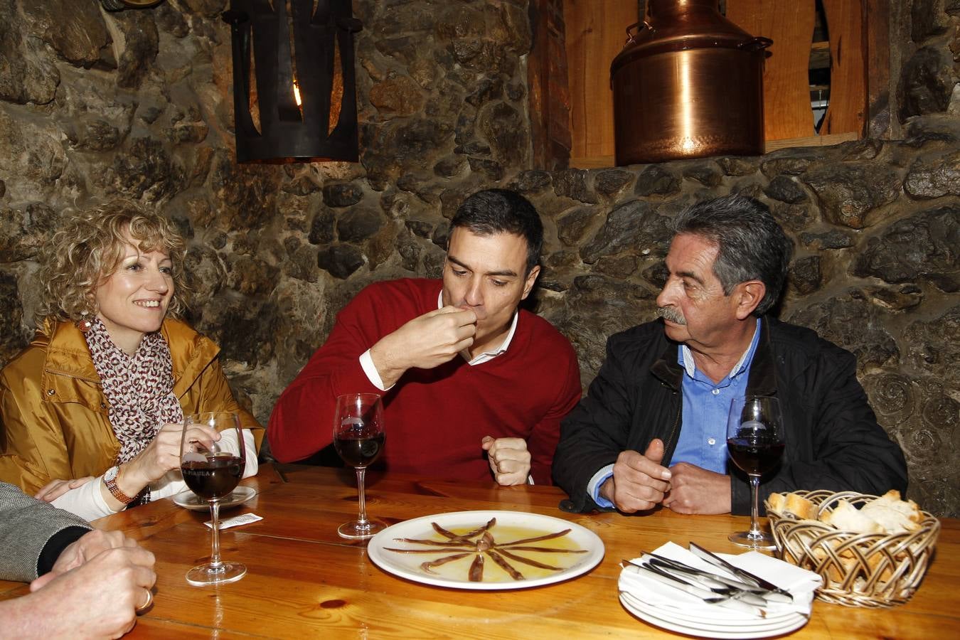 Pedro Sánchez, de vinos con Revilla y Díaz Tezanos