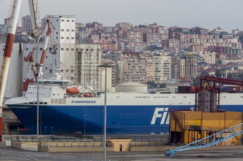 El buque 'Höegh Trigger' realiza su primera escala en el Puerto de Santander