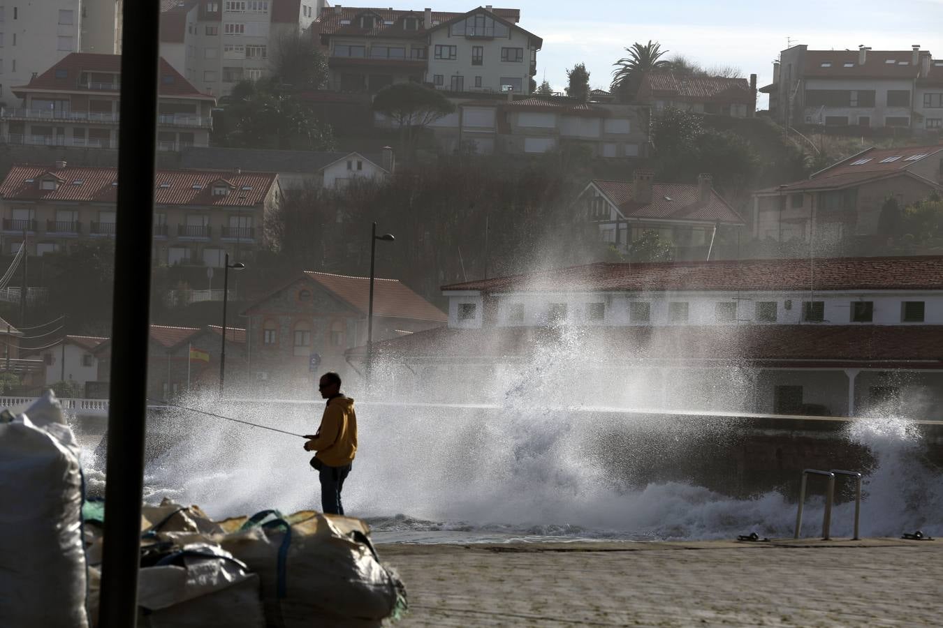 El mar amenaza la costa horas antes de la alerta