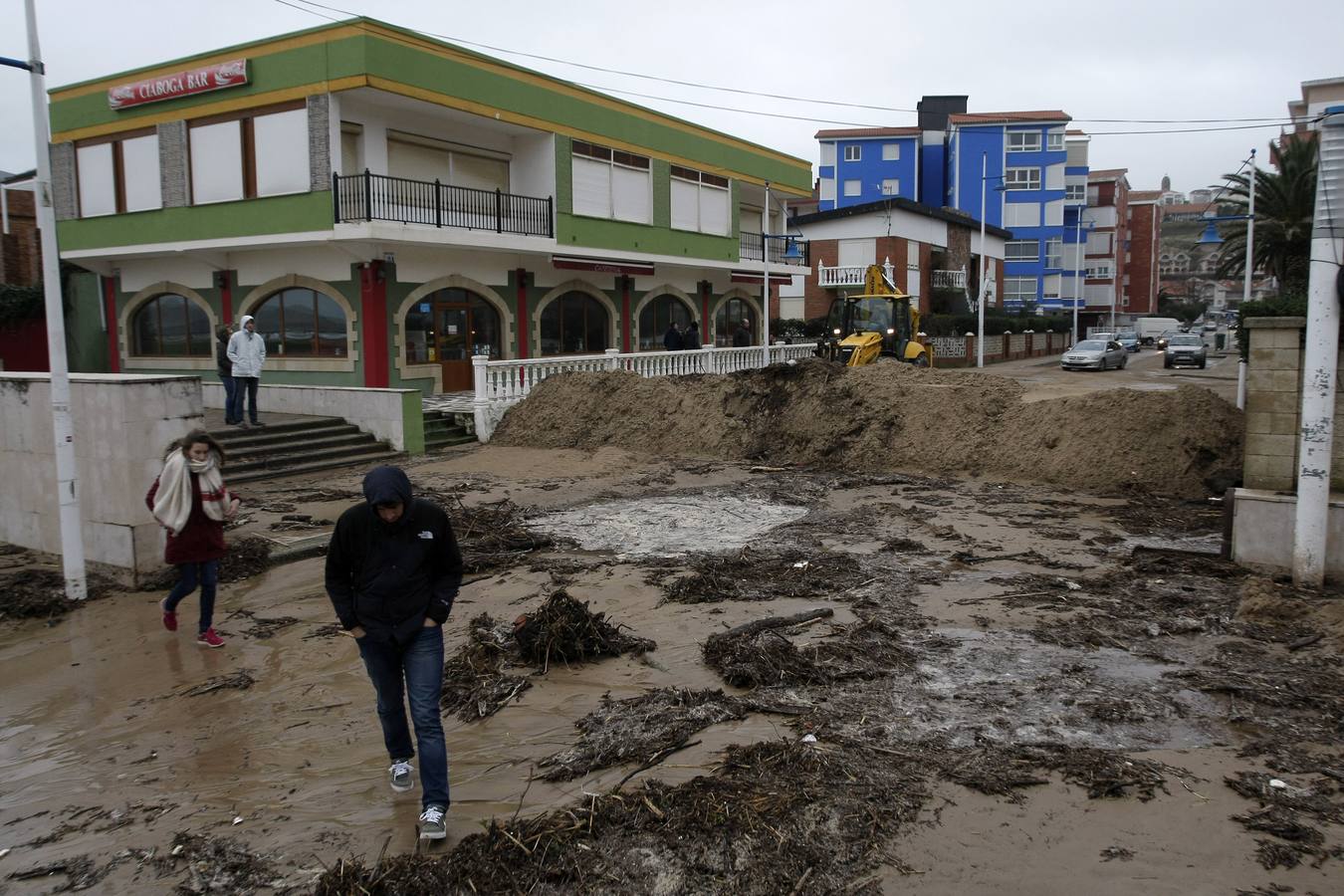 El temporal de mar invade de arena las calles de Suances