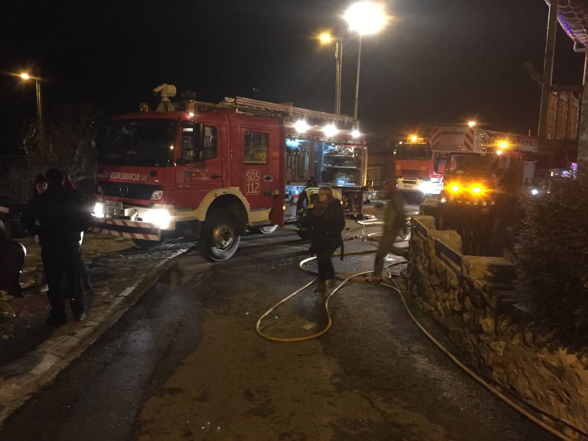 Un fuego quema una casa en Pujayo