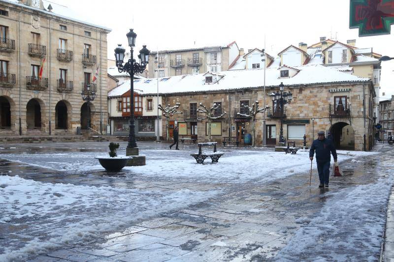 Escenas cotidianas de un Campoo de Suso cubierto de nieve