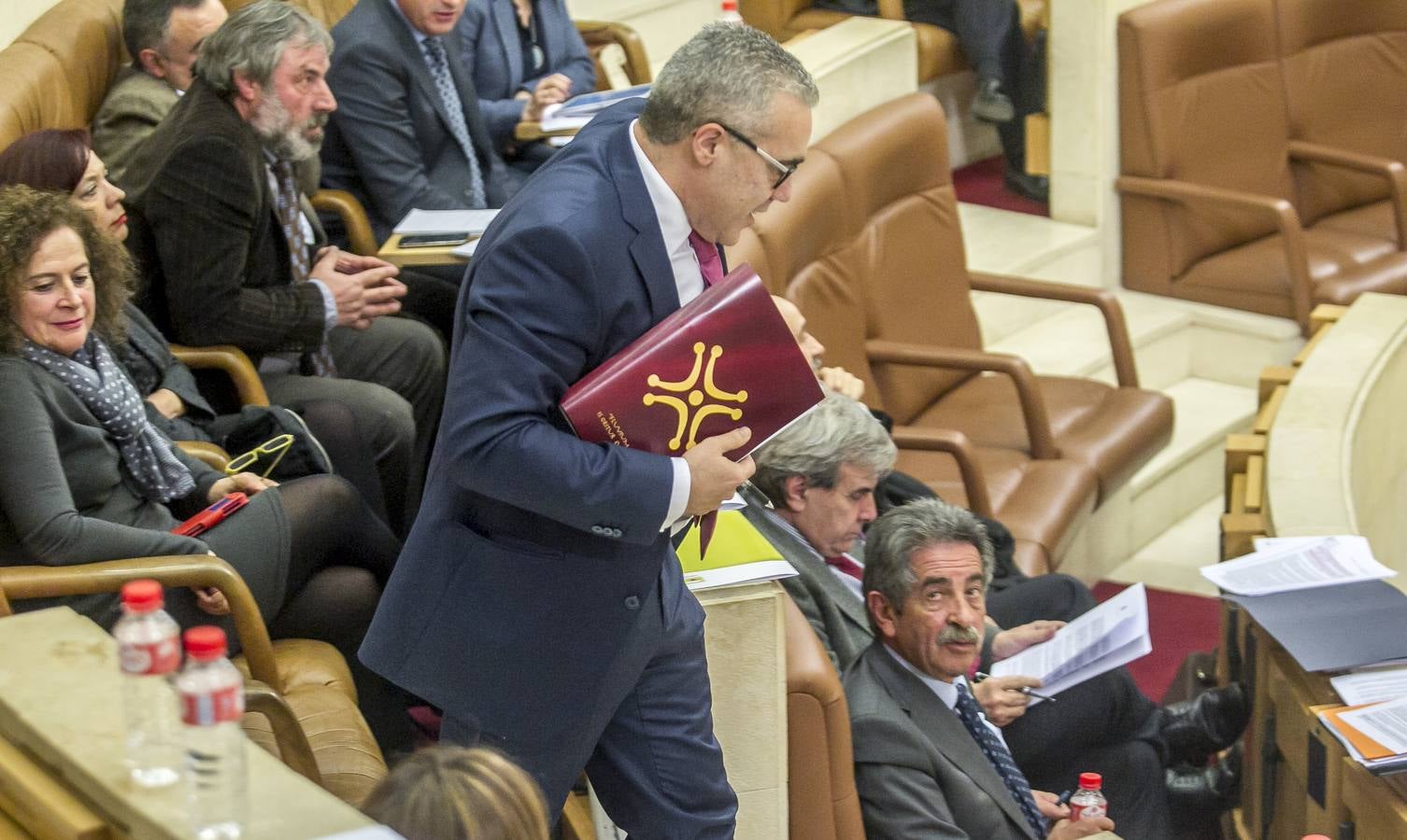 El Parlamento reconoce el lábaro aunque sin consenso