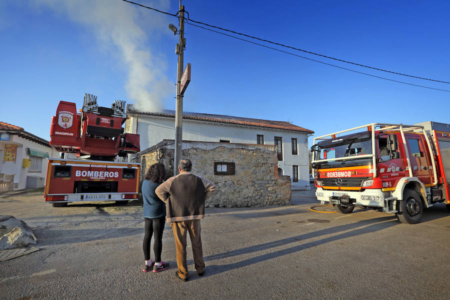 El horno de leña provoca un incendio en la panadería San Roque de Cóbreces