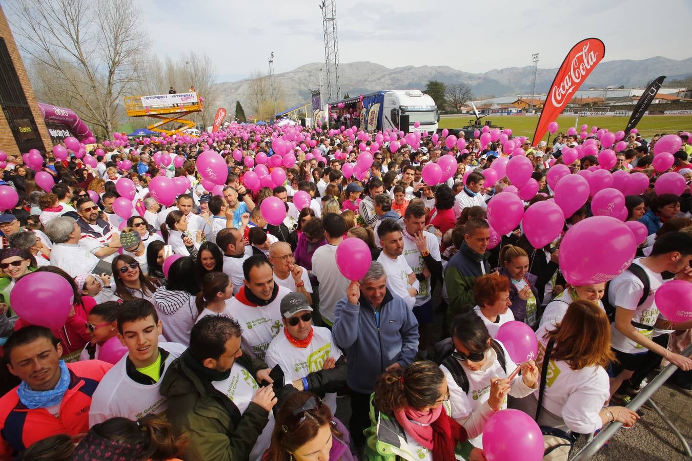 La solidaridad invade Los Corrales en la marcha 'Luchamos por la Vida'