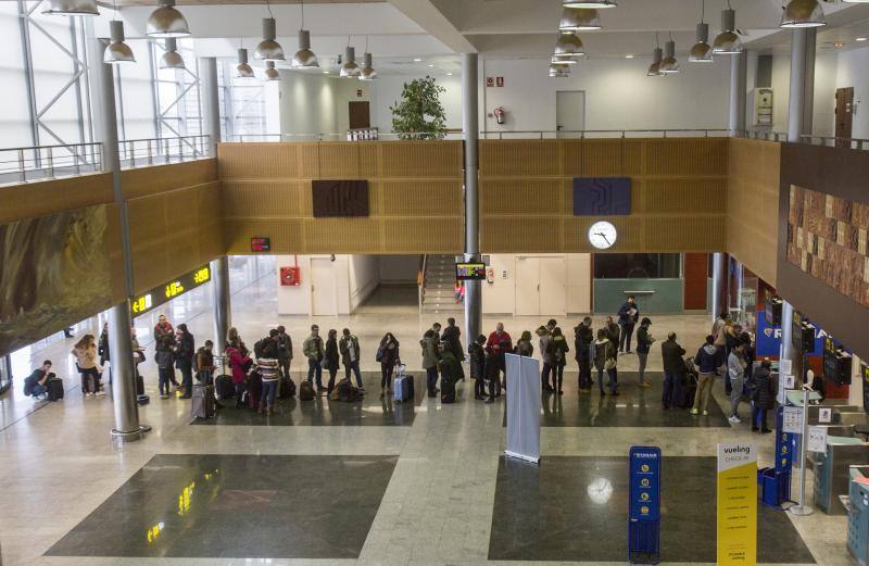 Colas de pasajeros y vuelos cancelados en el Seve Ballesteros