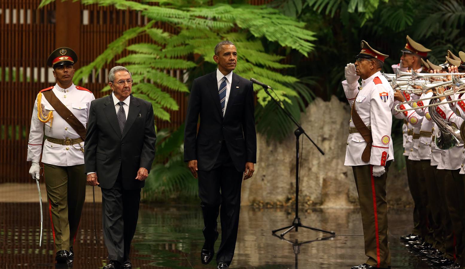 Castro recibe a Obama en su segundo día en La Habana