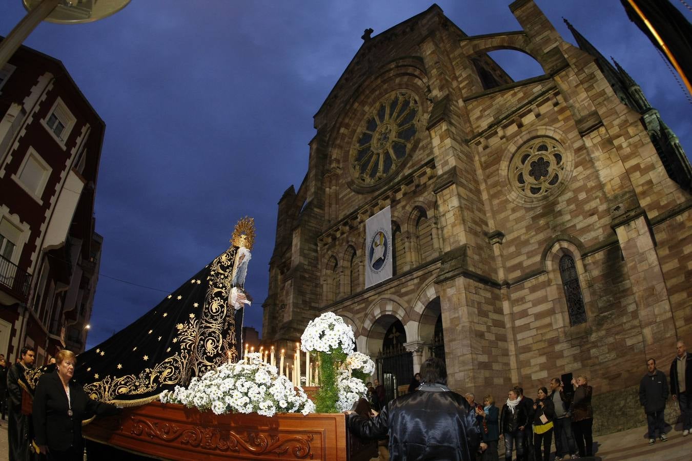 La procesión de Torrelavega llena las calles