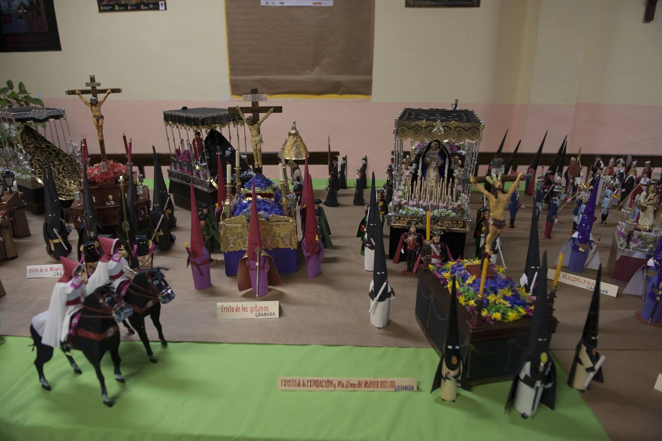 Pasos de Semana Santa en miniatura