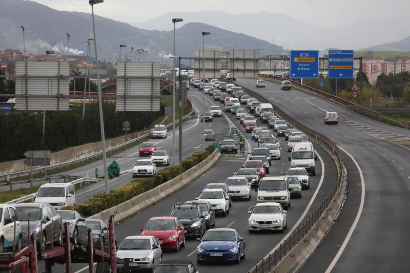 Atasco en la S-10 por dos accidentes
